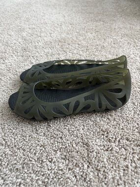 Crocs Adrina III Olive Green Jelly Floral Cutout Flats Women’s Size 8